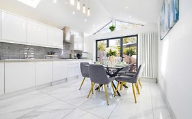 Stunning 3 Bed Central Windsor Home With Free Parking